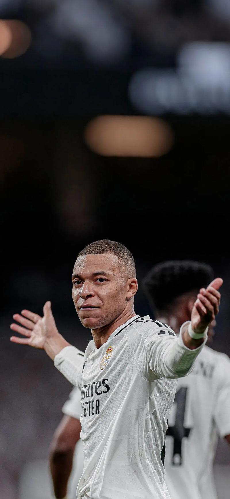 T1赛后暖心一幕，Oner蹲下和行动不便粉丝合影