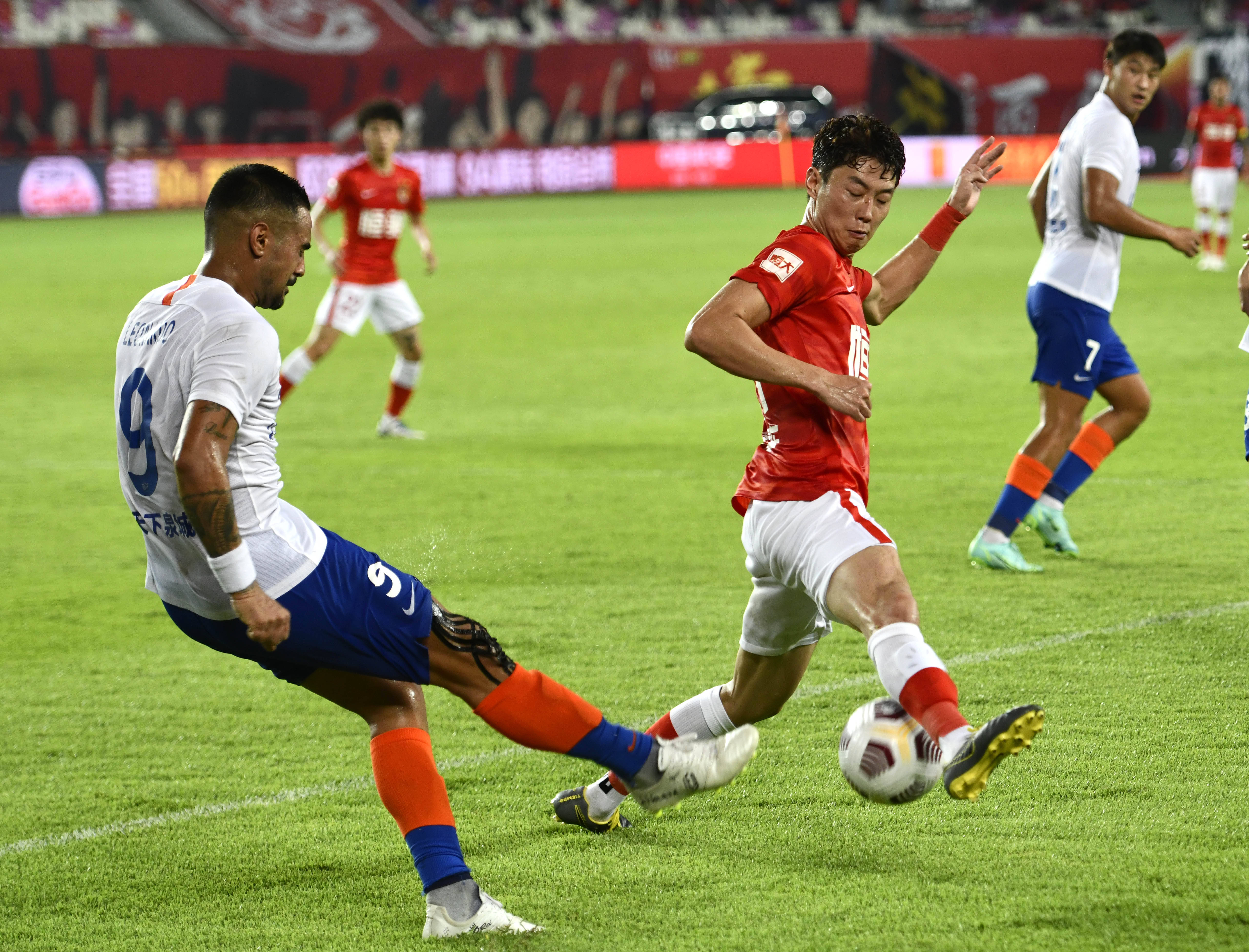 [中超]高天意头球破门 上海申花1-0山东泰山